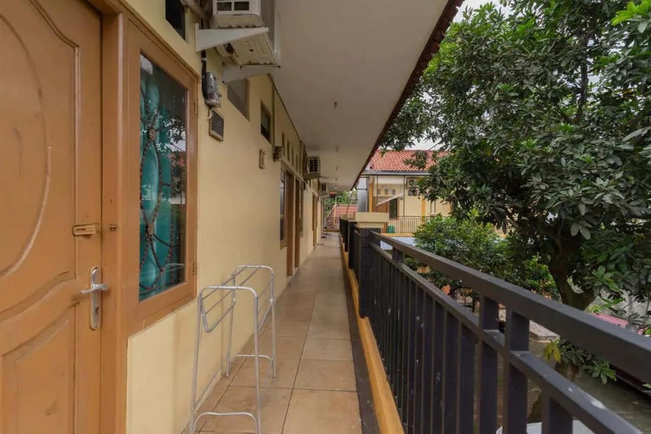 Kostawira Syariah Bintaro Mitra Reddoorz Otel Mencil Dış mekan fotoğraf