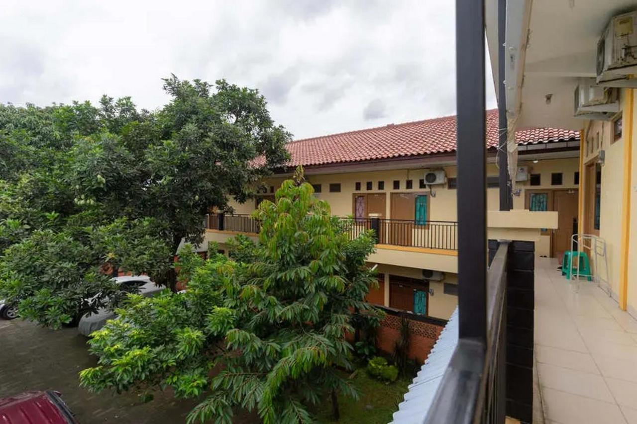 Kostawira Syariah Bintaro Mitra Reddoorz Otel Mencil Dış mekan fotoğraf